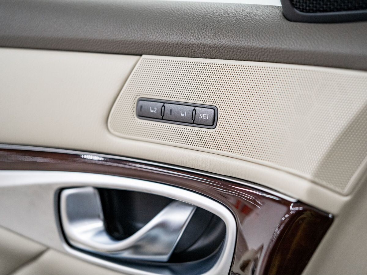 Infiniti Q70 2016 - фото автомобиля