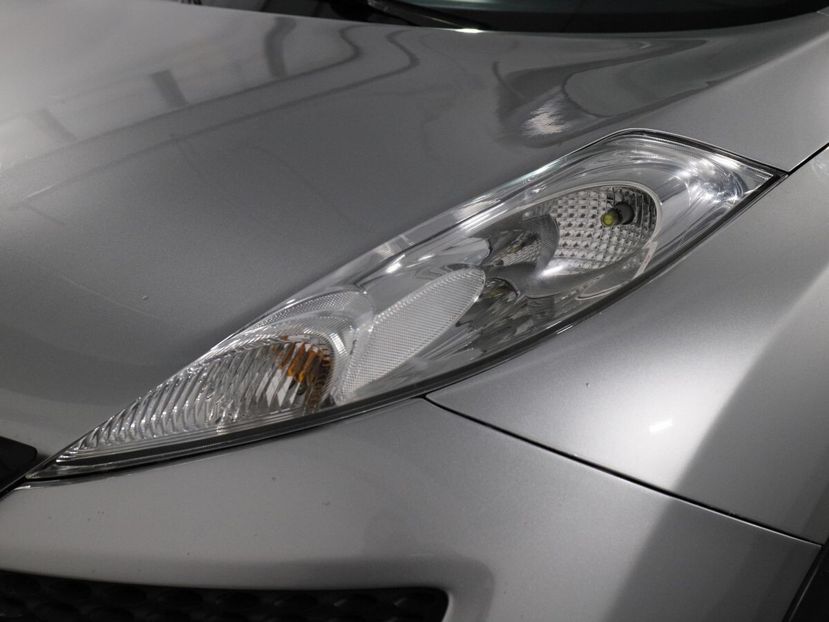 Nissan Juke 2011 - фото автомобиля