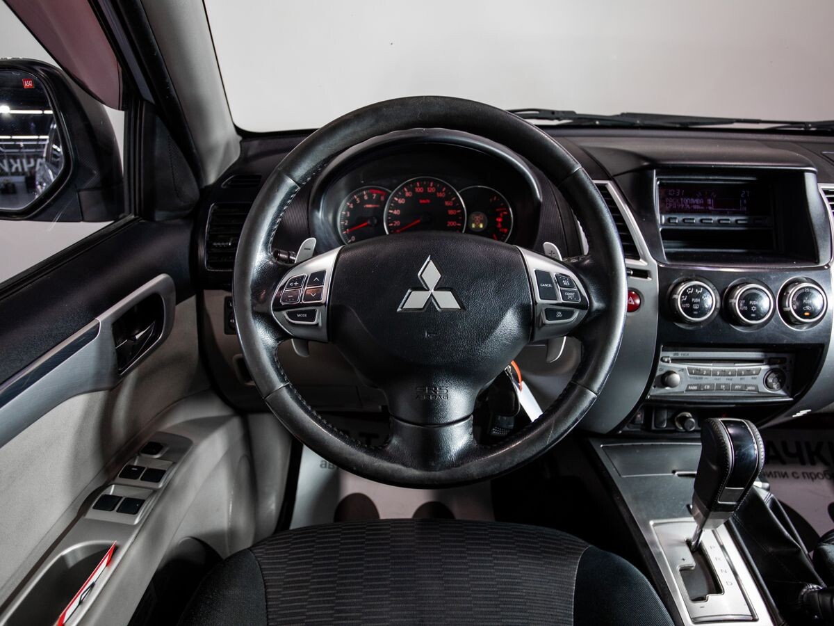Mitsubishi Pajero Sport 2013 - фото автомобиля
