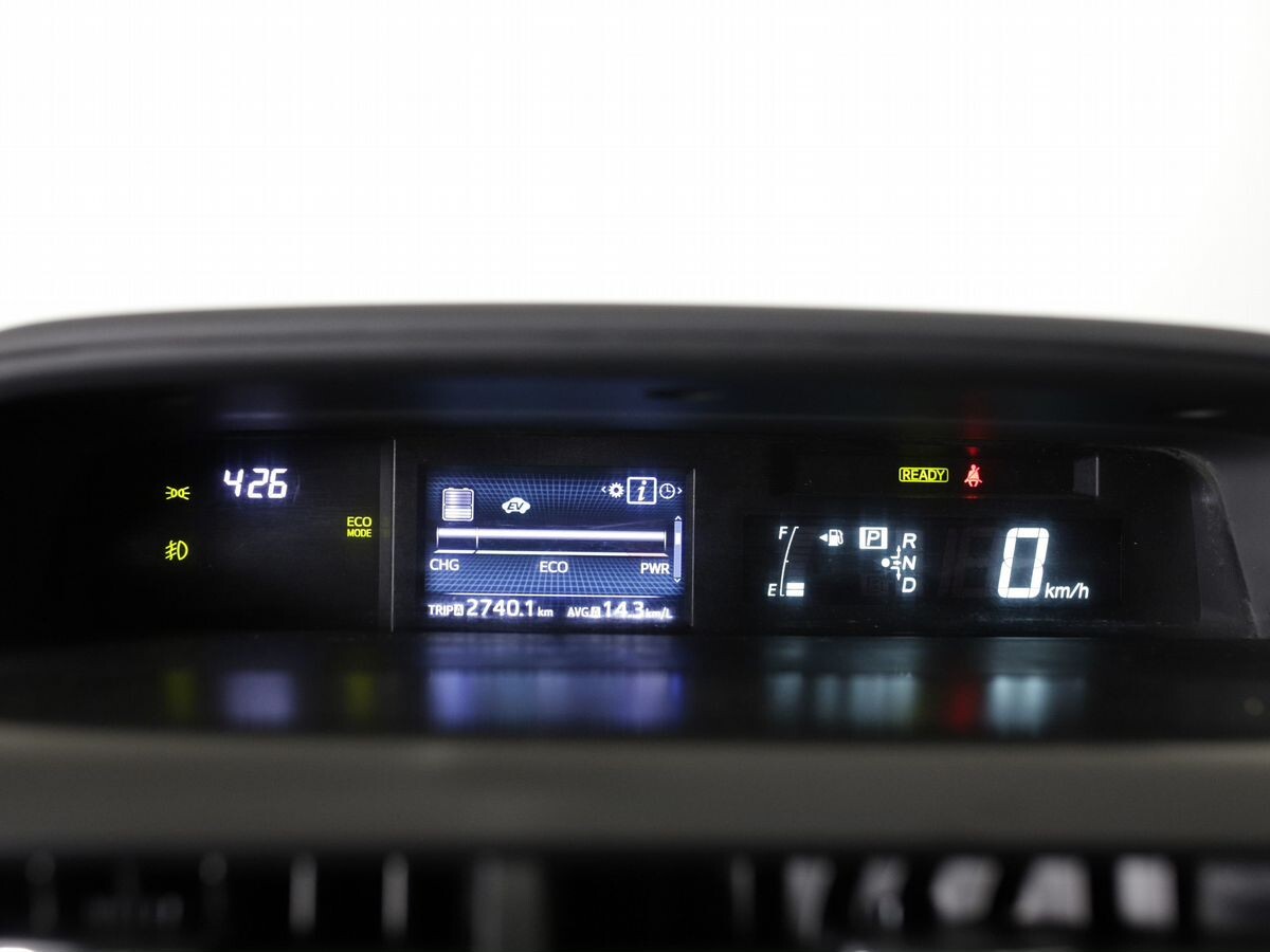 Toyota Prius Alpha 2017 - фото автомобиля