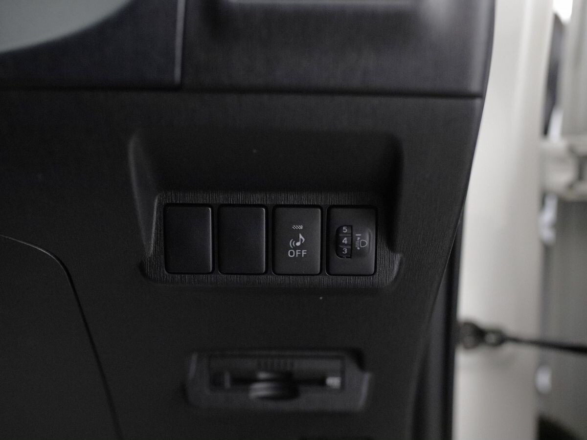 Toyota Prius Alpha 2017 - фото автомобиля