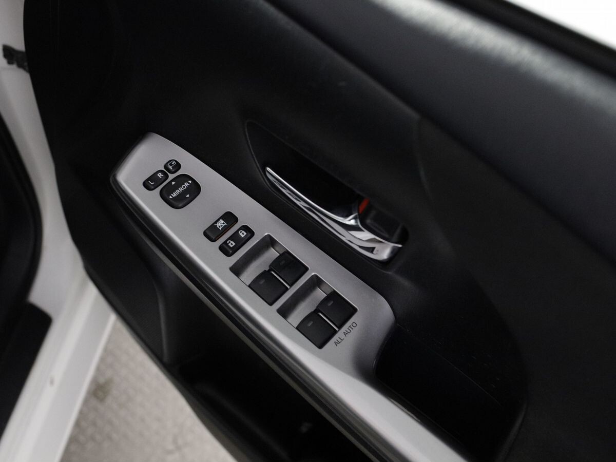 Toyota Prius Alpha 2017 - фото автомобиля