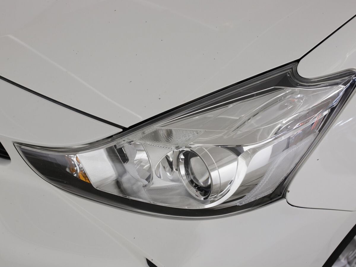 Toyota Prius Alpha 2017 - фото автомобиля