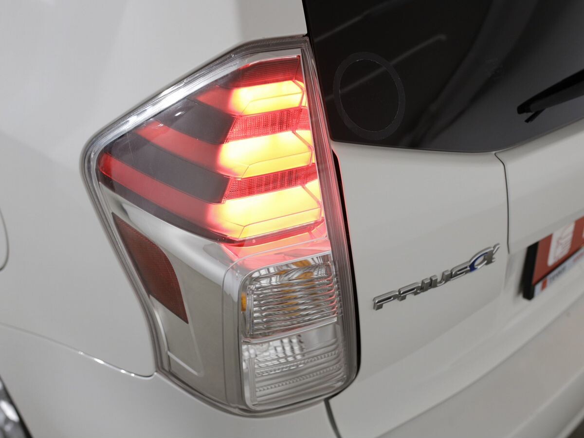 Toyota Prius Alpha 2017 - фото автомобиля