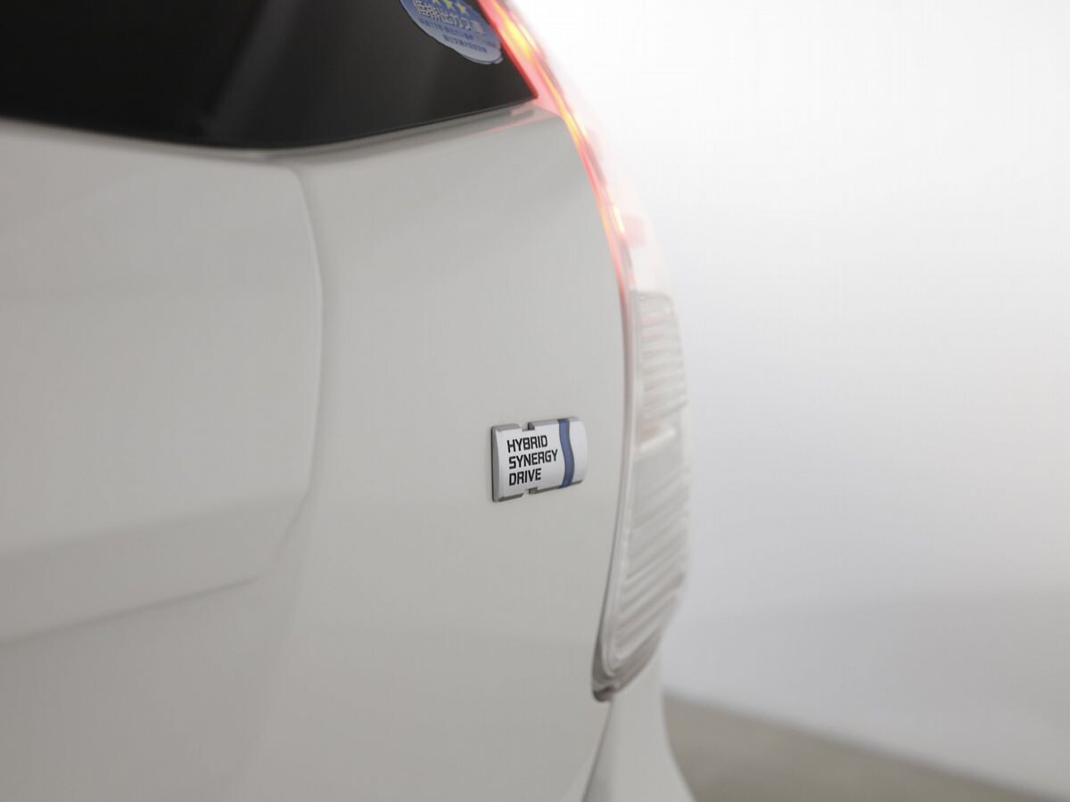 Toyota Prius Alpha 2017 - фото автомобиля