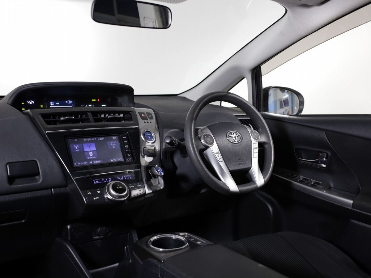 Toyota Prius Alpha 2017 - фото автомобиля