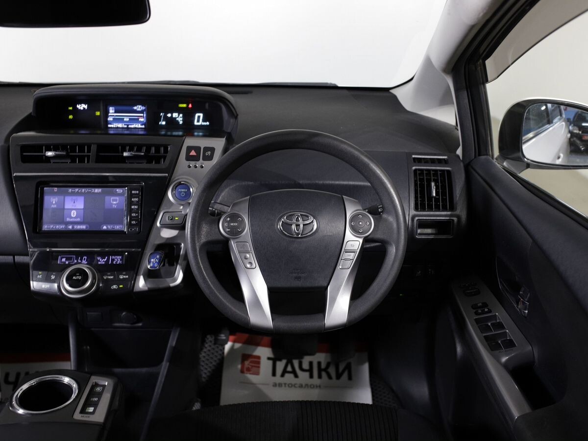 Toyota Prius Alpha 2017 - фото автомобиля