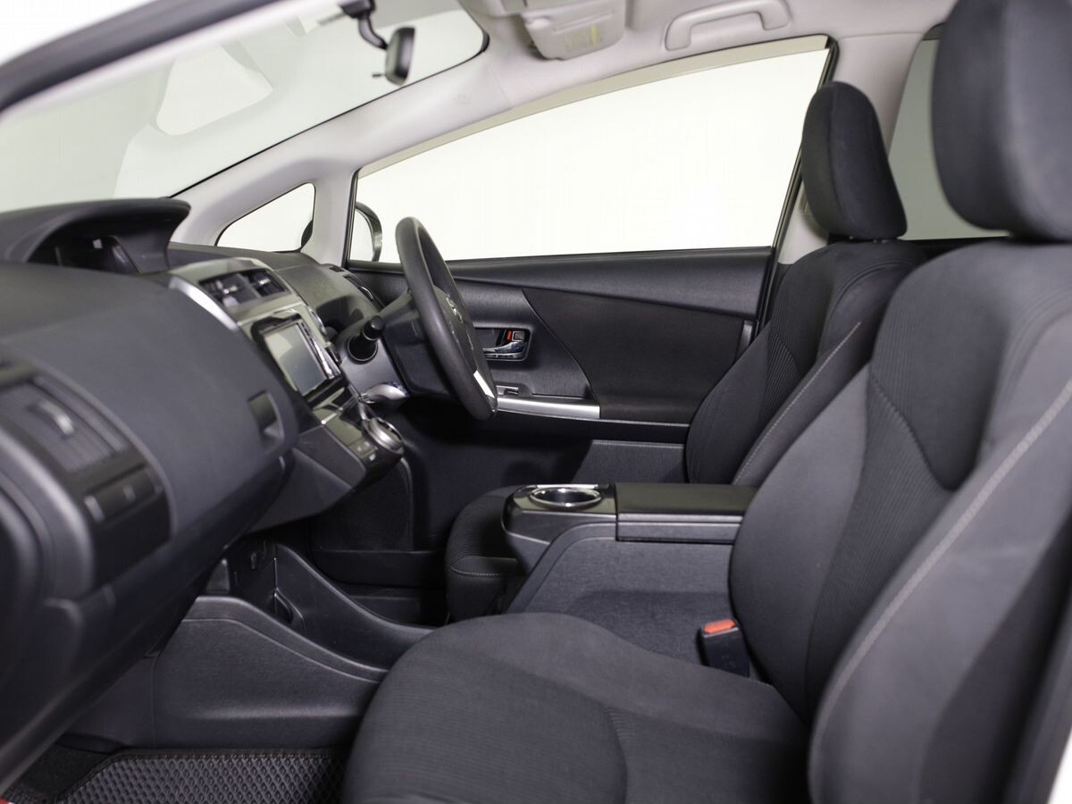 Toyota Prius Alpha 2017 - фото автомобиля