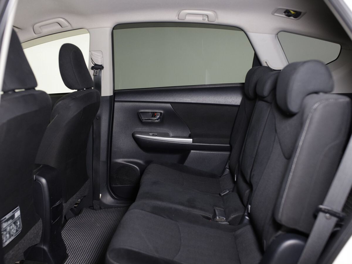 Toyota Prius Alpha 2017 - фото автомобиля