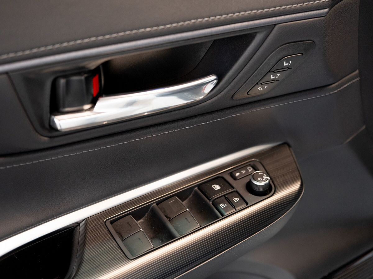 Toyota Harrier 2023 - фото автомобиля