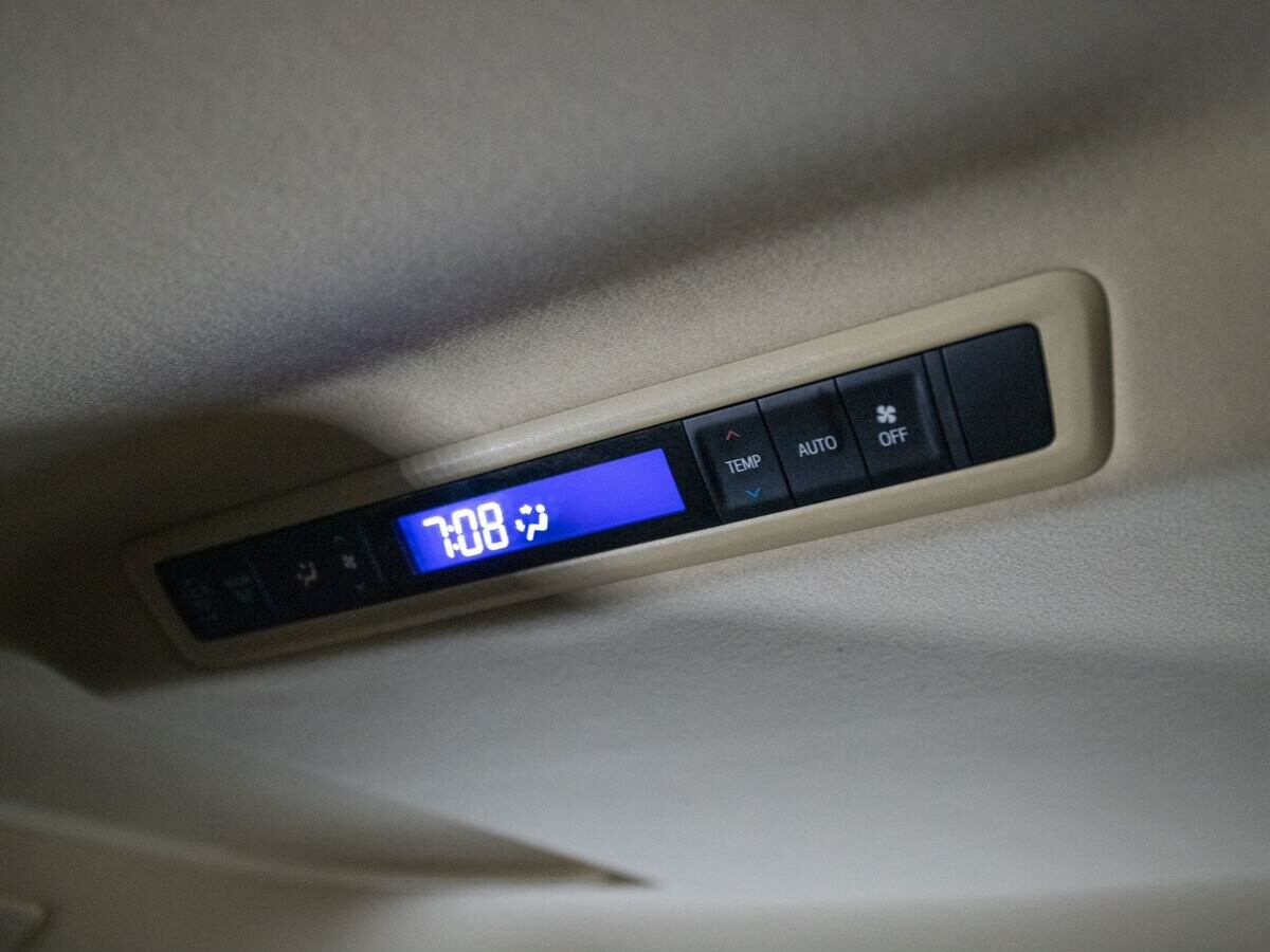 Toyota Vellfire 2017 - фото автомобиля