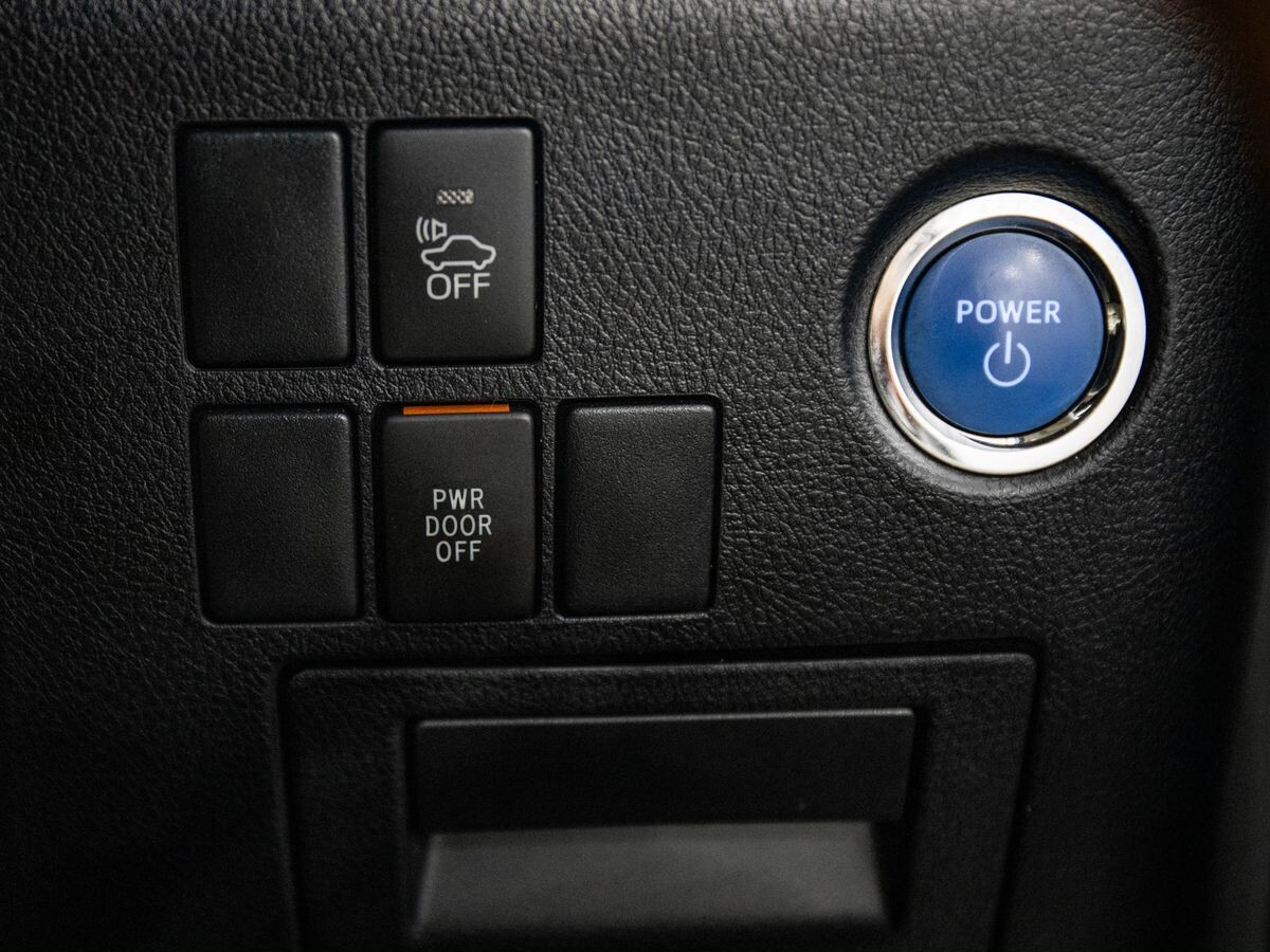 Toyota Vellfire 2017 - фото автомобиля