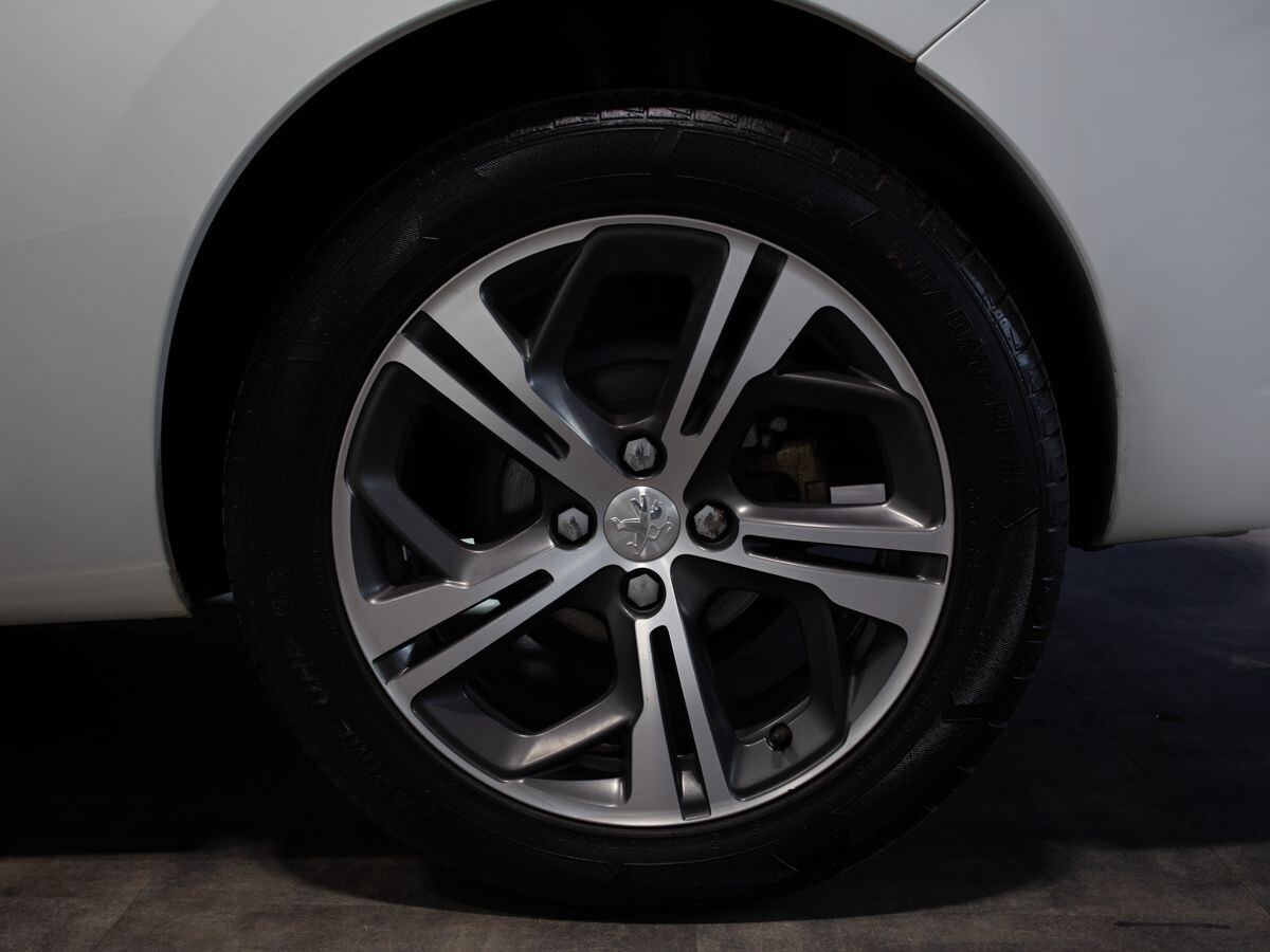 Peugeot 308 2012 - фото автомобиля