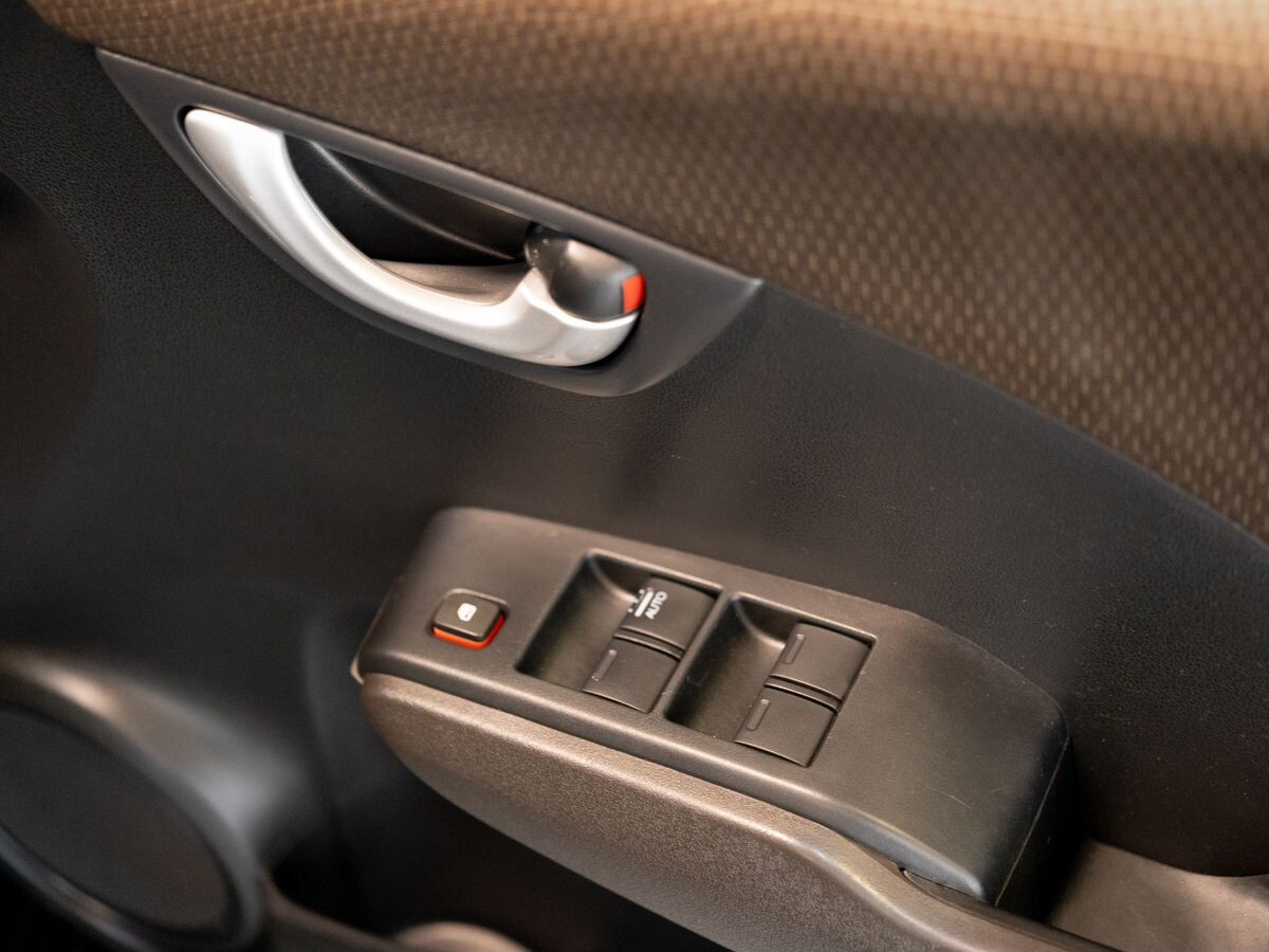 Honda Fit Shuttle 2012 - фото автомобиля