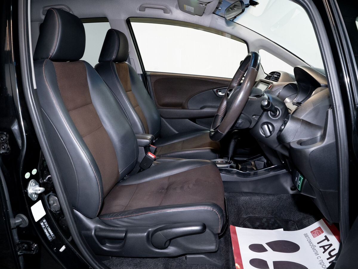 Honda Fit Shuttle 2012 - фото автомобиля