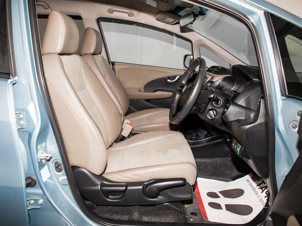 Honda Fit Shuttle 2012 - фото автомобиля