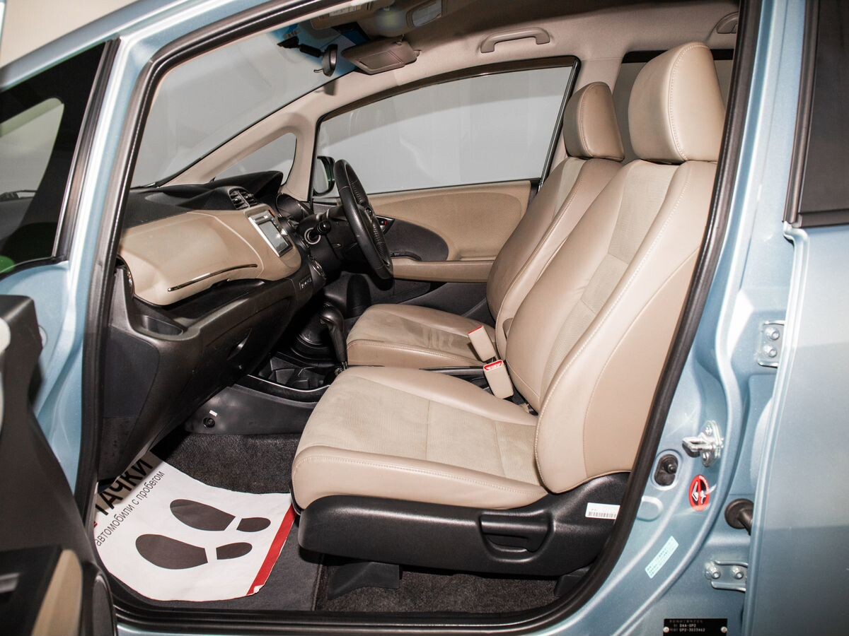 Honda Fit Shuttle 2012 - фото автомобиля