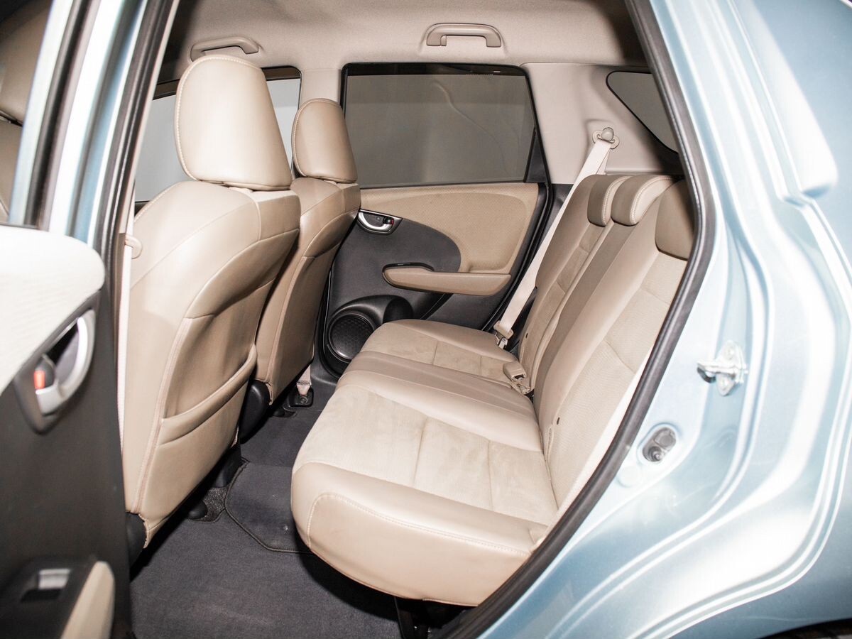 Honda Fit Shuttle 2012 - фото автомобиля