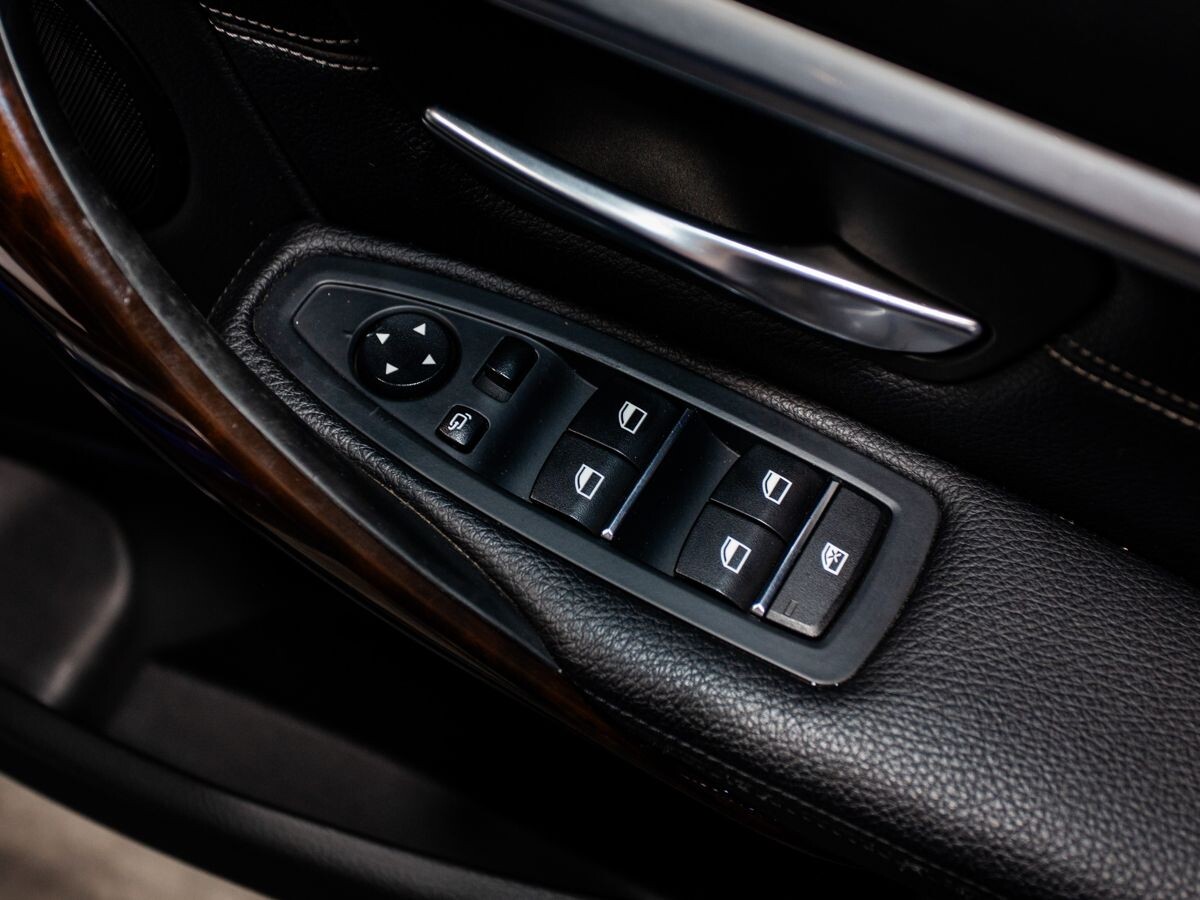 BMW 3 серии 2017 - фото автомобиля