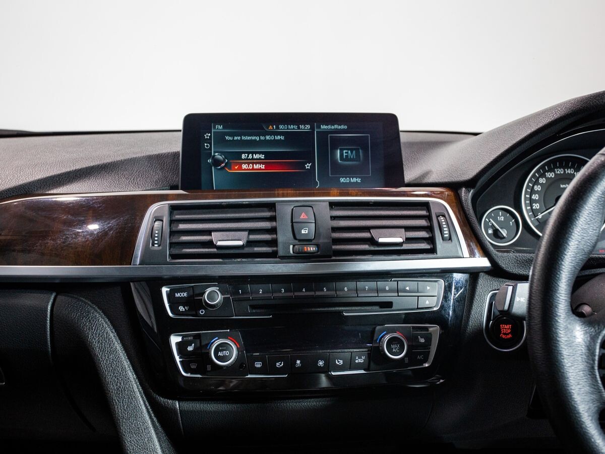 BMW 3 серии 2017 - фото автомобиля