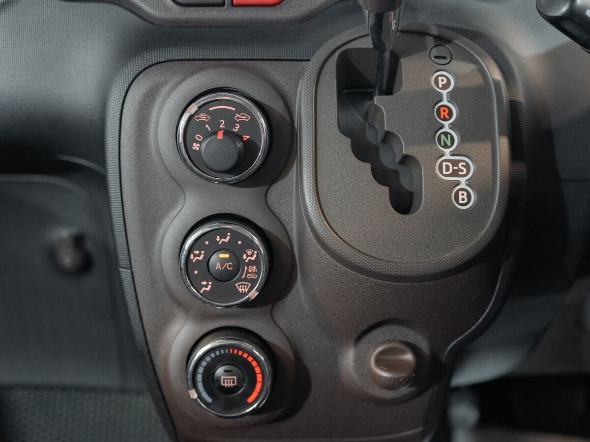 Toyota Spade 2012 - фото автомобиля