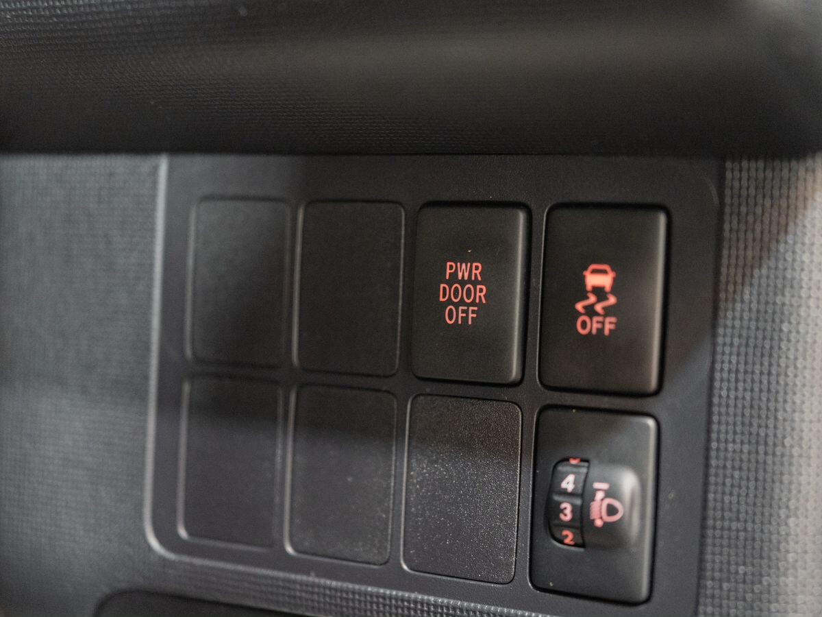 Toyota Spade 2012 - фото автомобиля