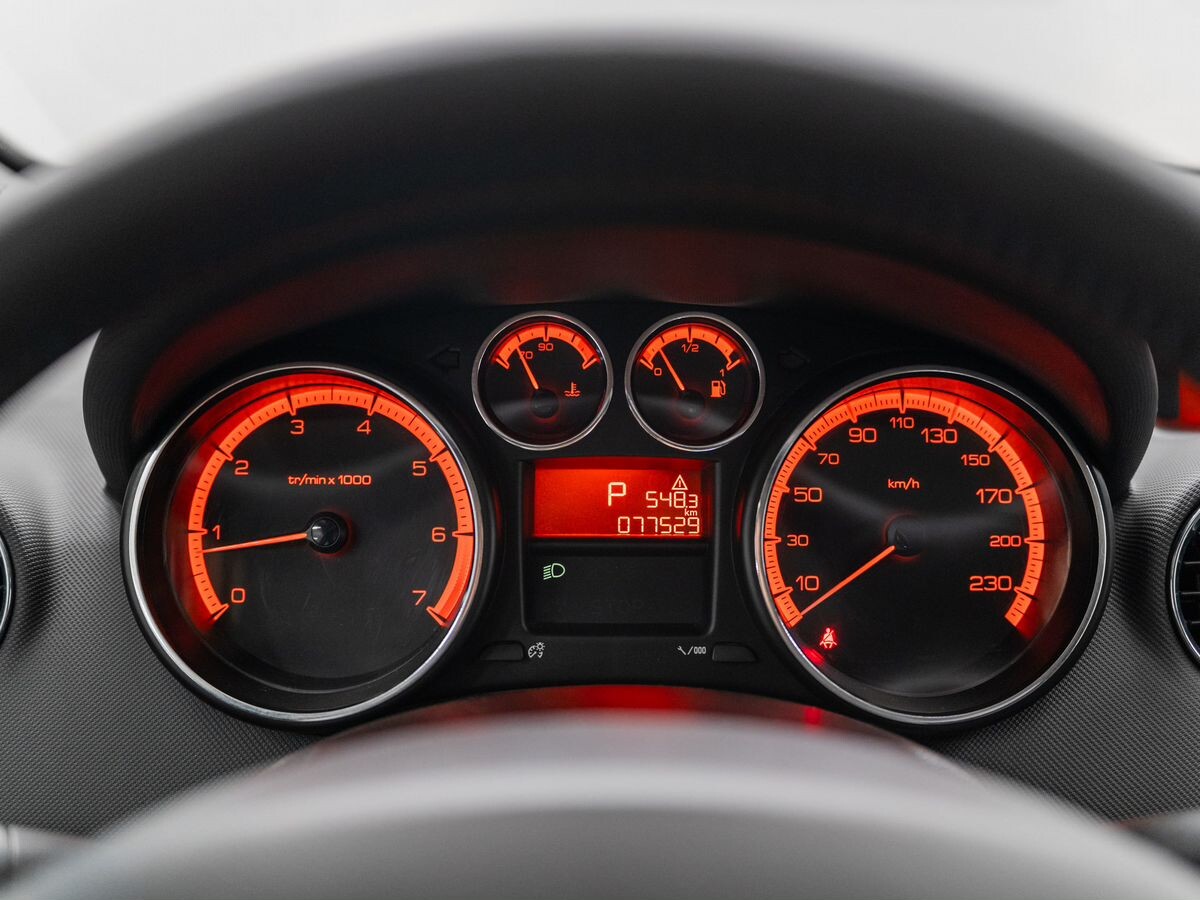 Peugeot 308 2012 - фото автомобиля