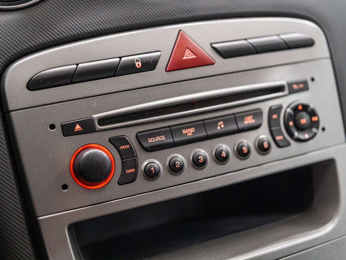 Peugeot 308 2012 - фото автомобиля