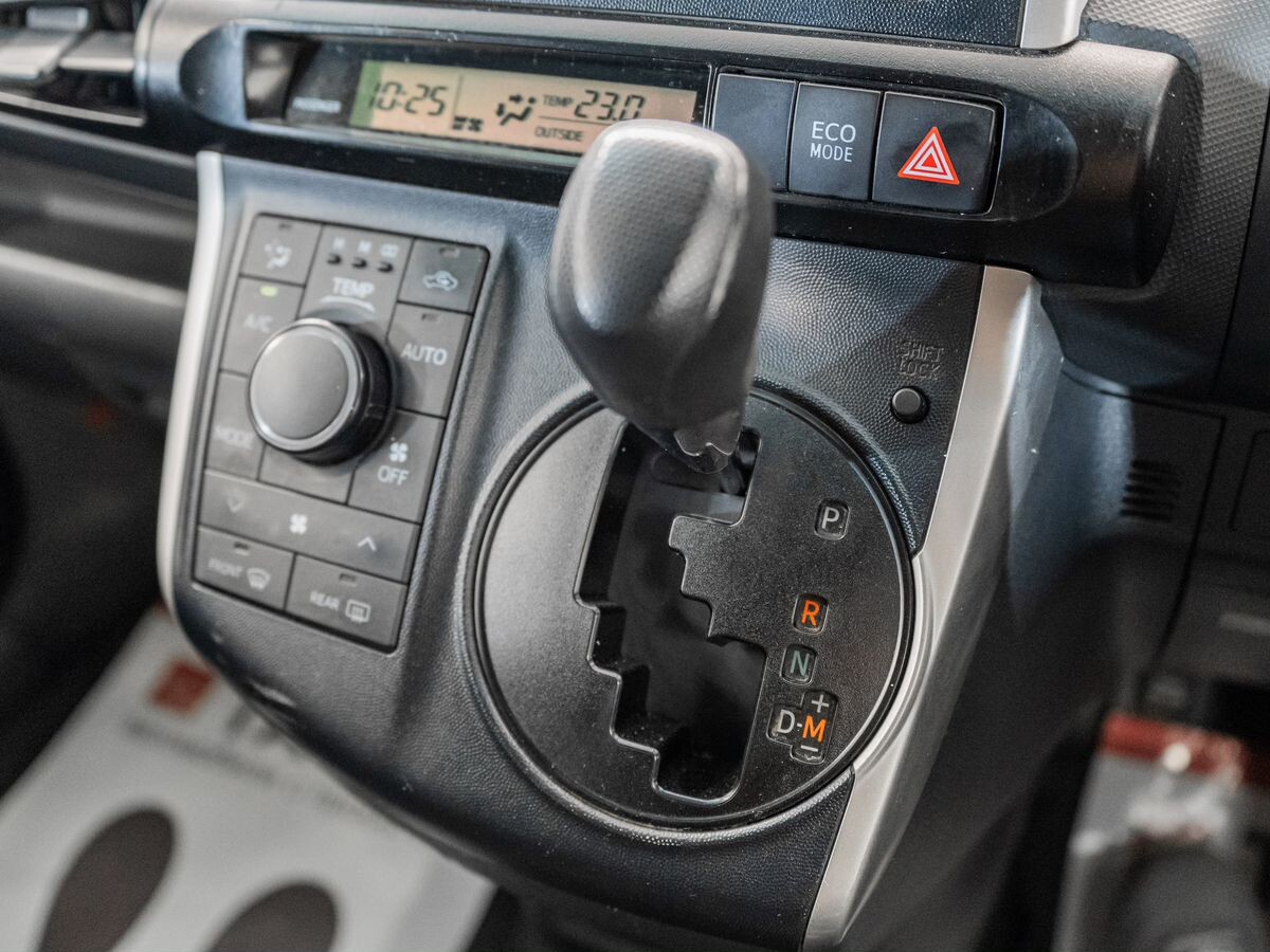 Toyota Wish 2009 - фото автомобиля