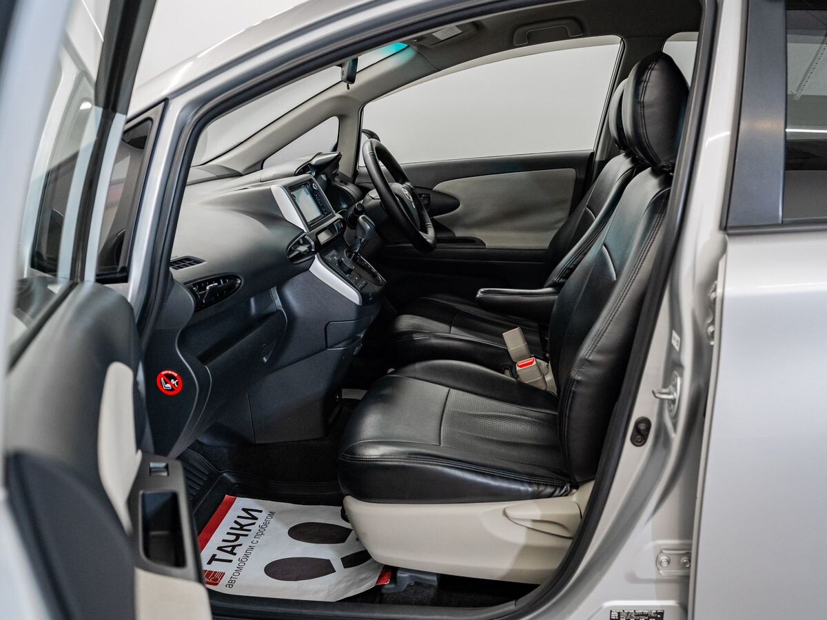 Toyota Wish 2009 - фото автомобиля