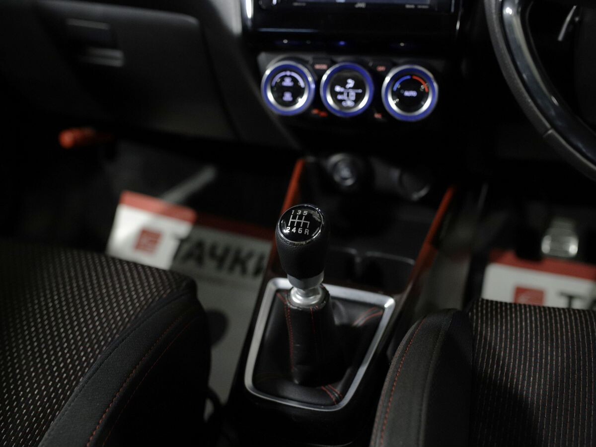 Suzuki Swift 2019 - фото автомобиля