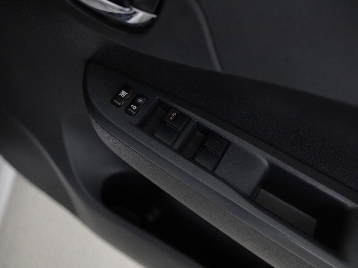 Toyota Ractis 2011 - фото автомобиля