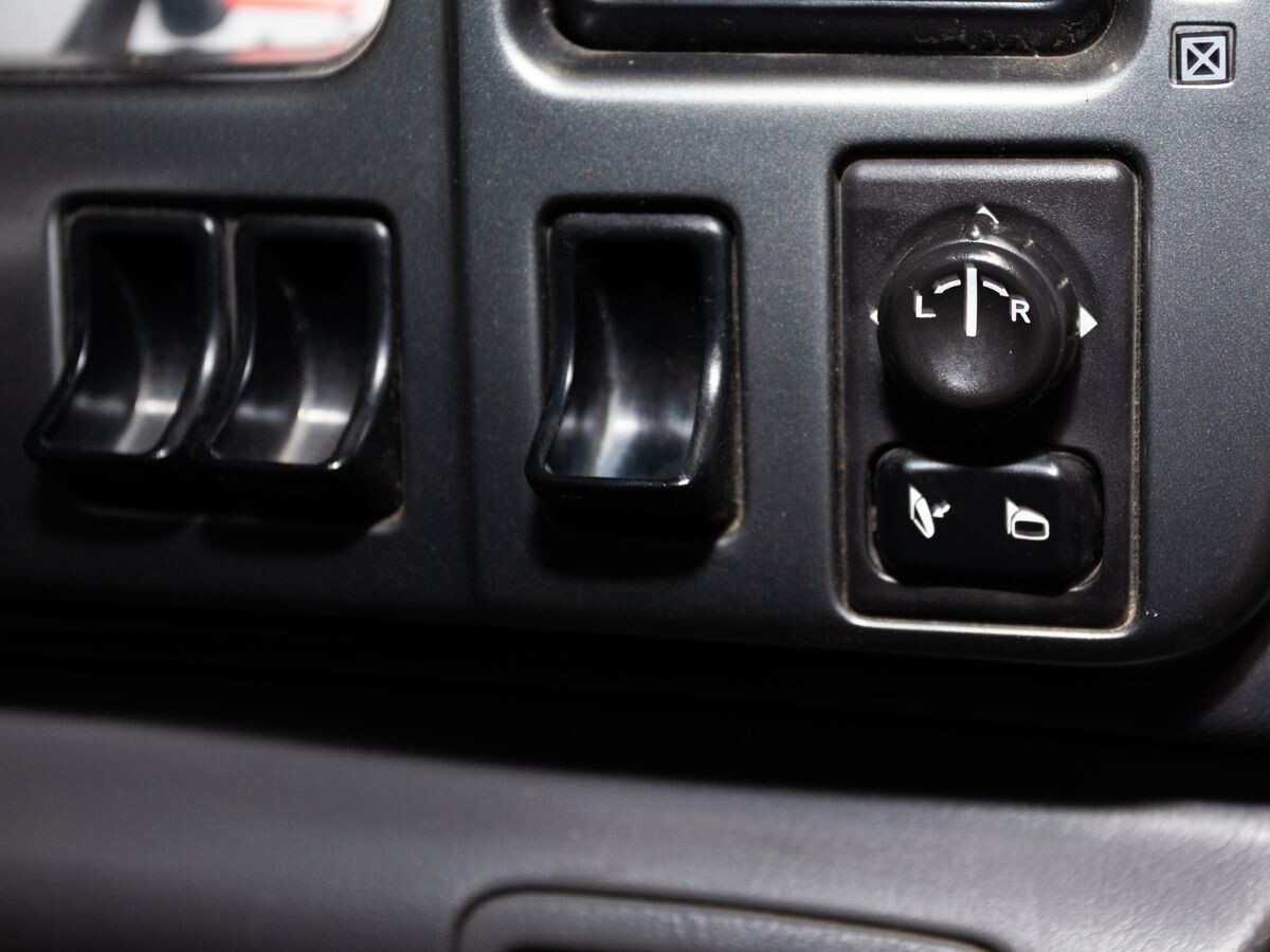 Nissan R'nessa 2000 - фото автомобиля