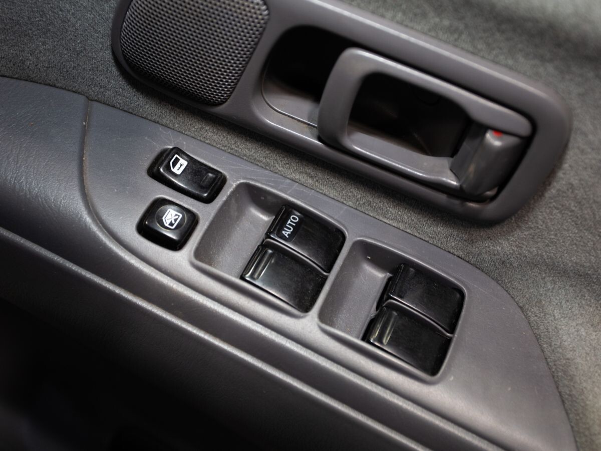 Nissan R'nessa 2000 - фото автомобиля