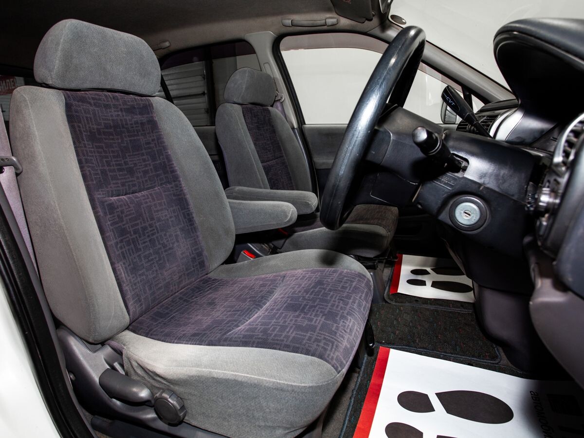 Nissan R'nessa 2000 - фото автомобиля