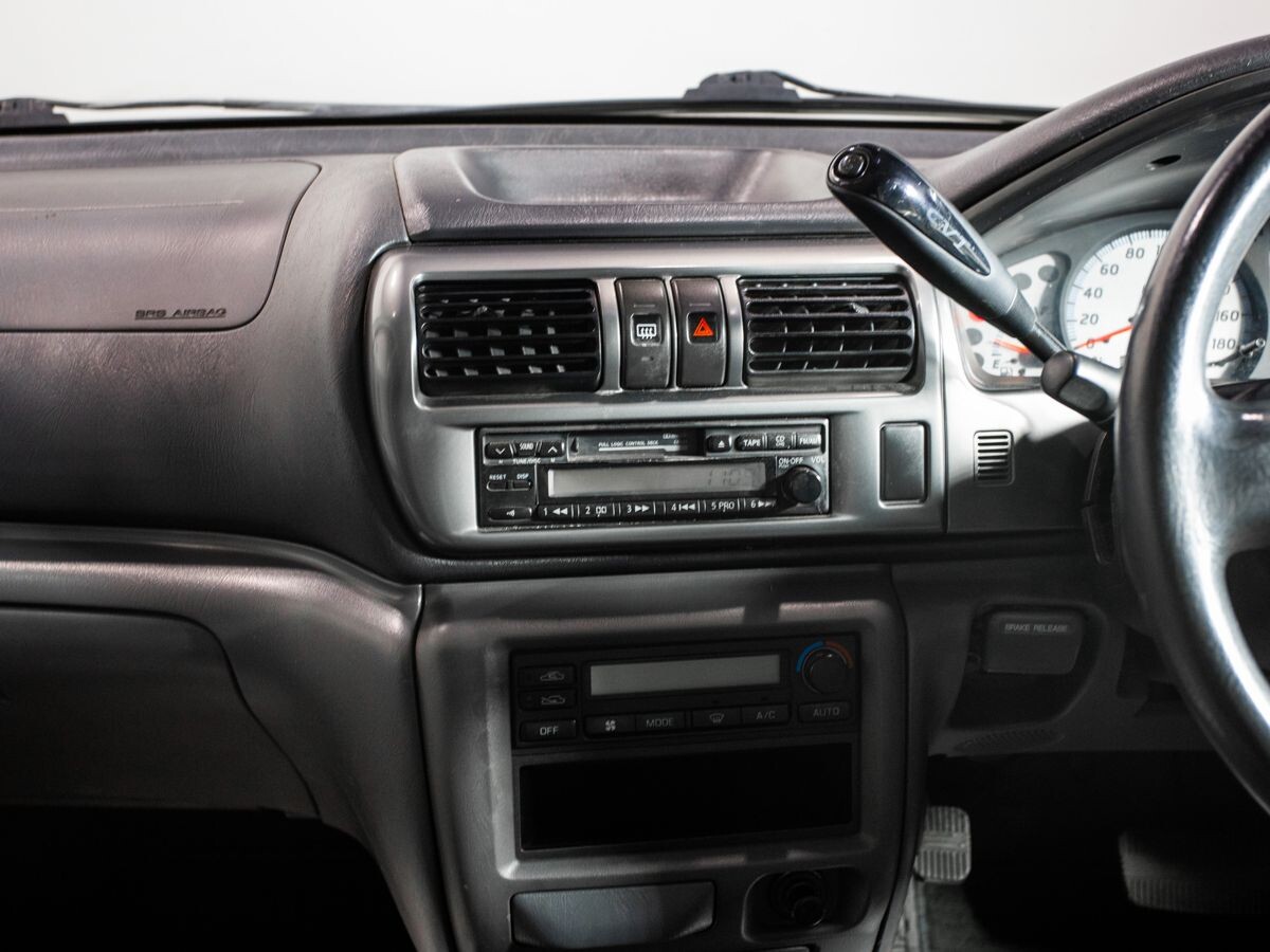 Nissan R'nessa 2000 - фото автомобиля