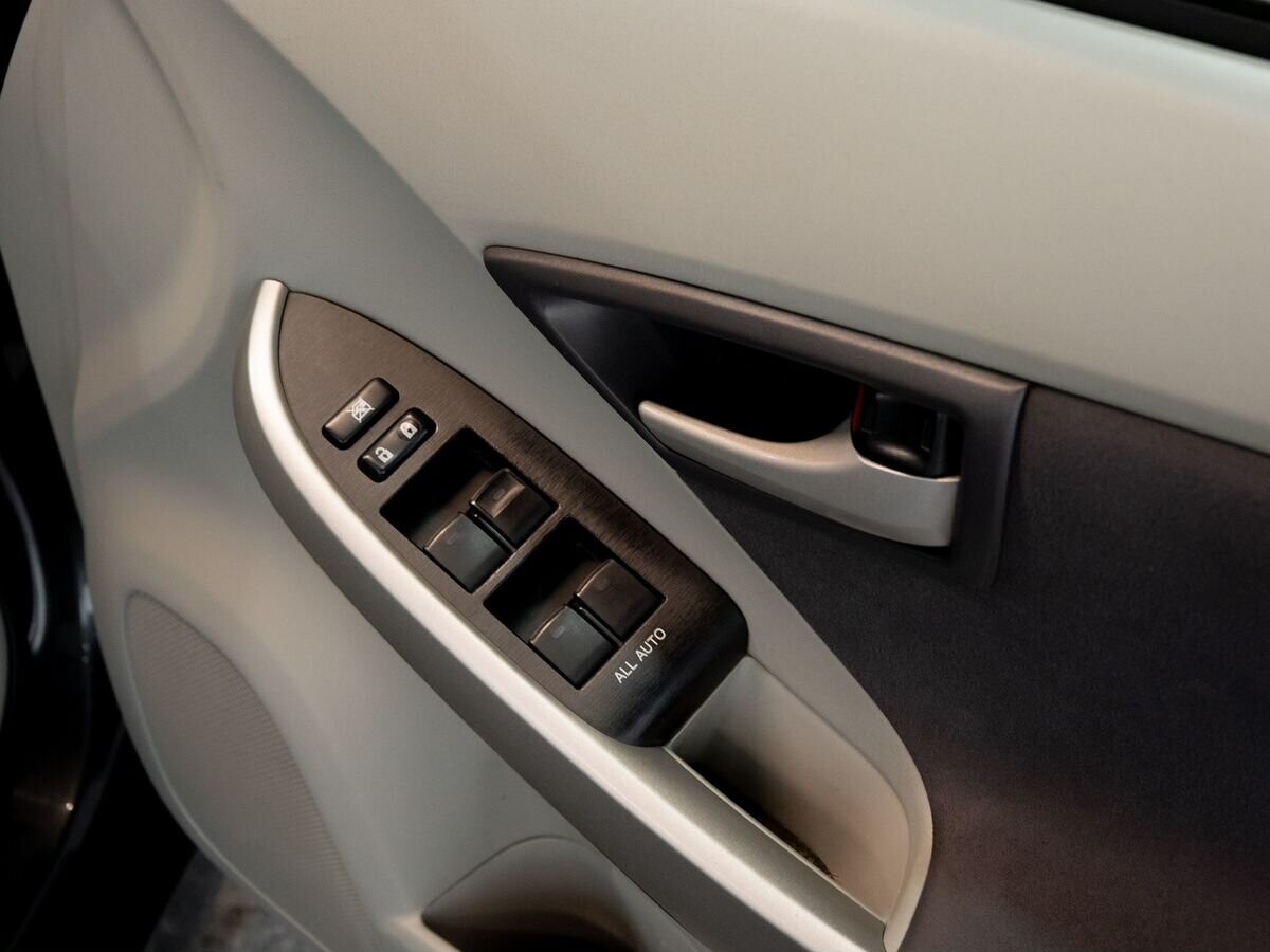 Toyota Prius 2011 - фото автомобиля