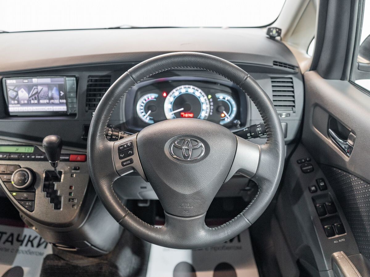 Toyota ISis 2011 - фото автомобиля