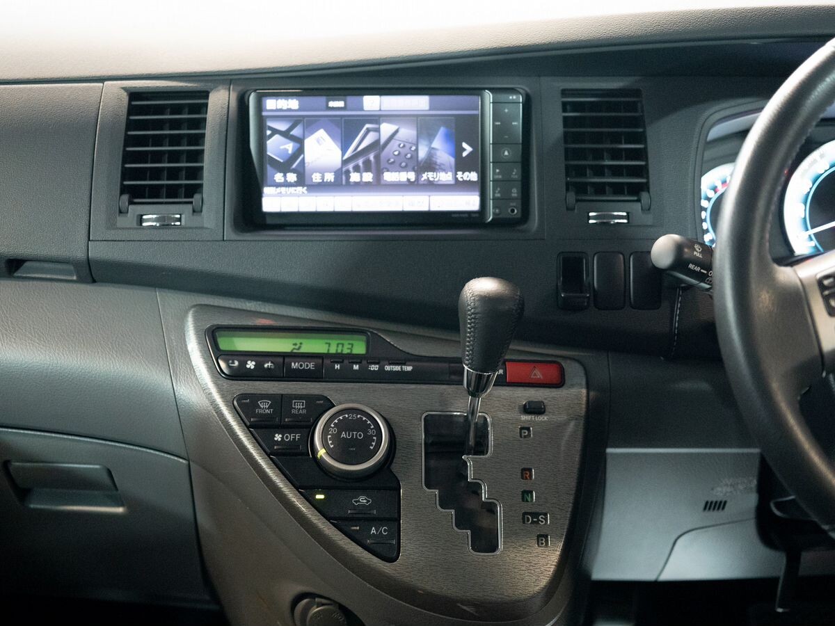 Toyota ISis 2011 - фото автомобиля