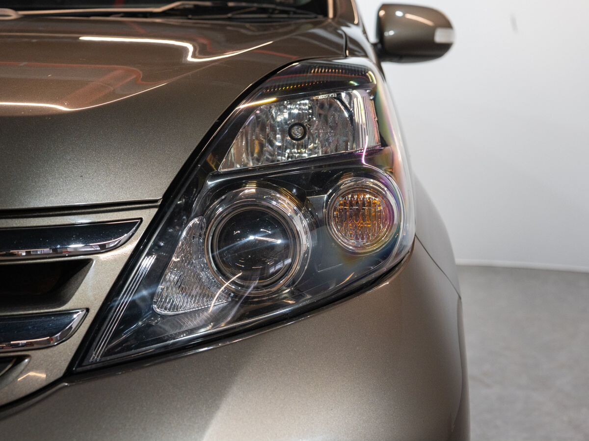 Toyota ISis 2011 - фото автомобиля