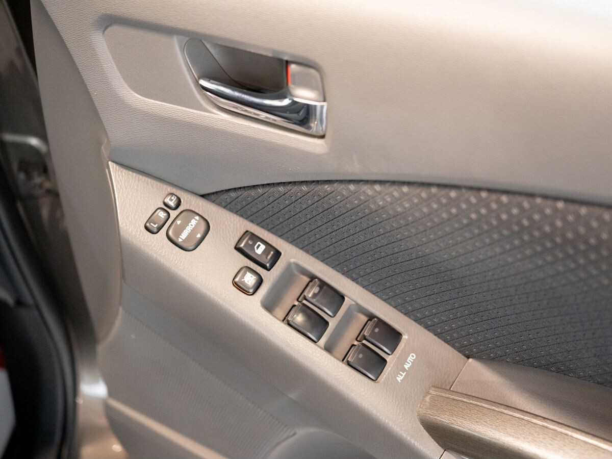 Toyota ISis 2011 - фото автомобиля