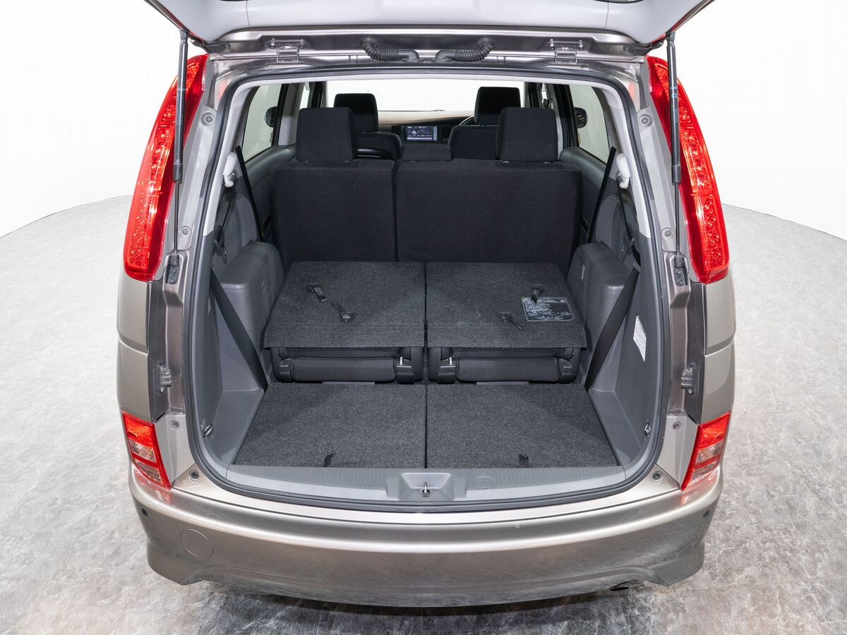 Toyota ISis 2011 - фото автомобиля