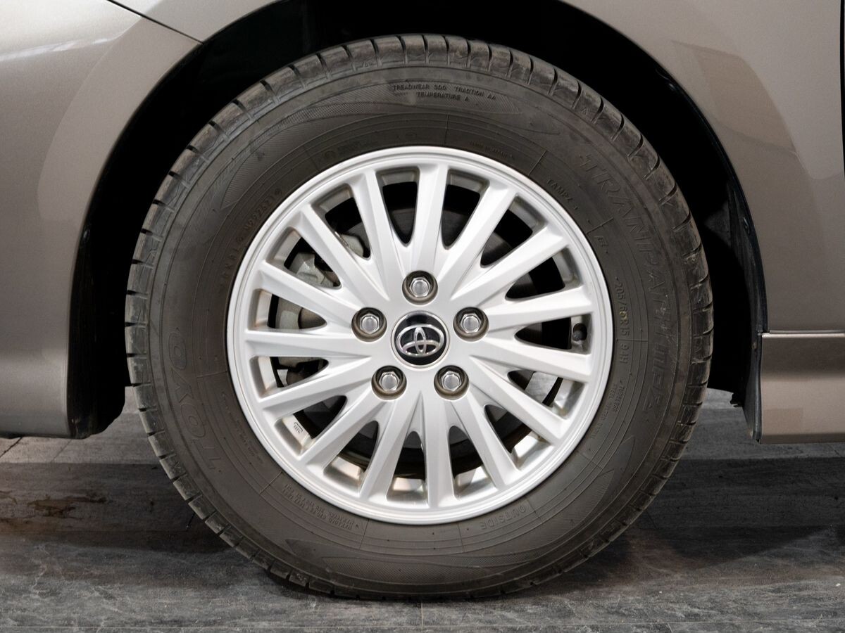 Toyota ISis 2011 - фото автомобиля