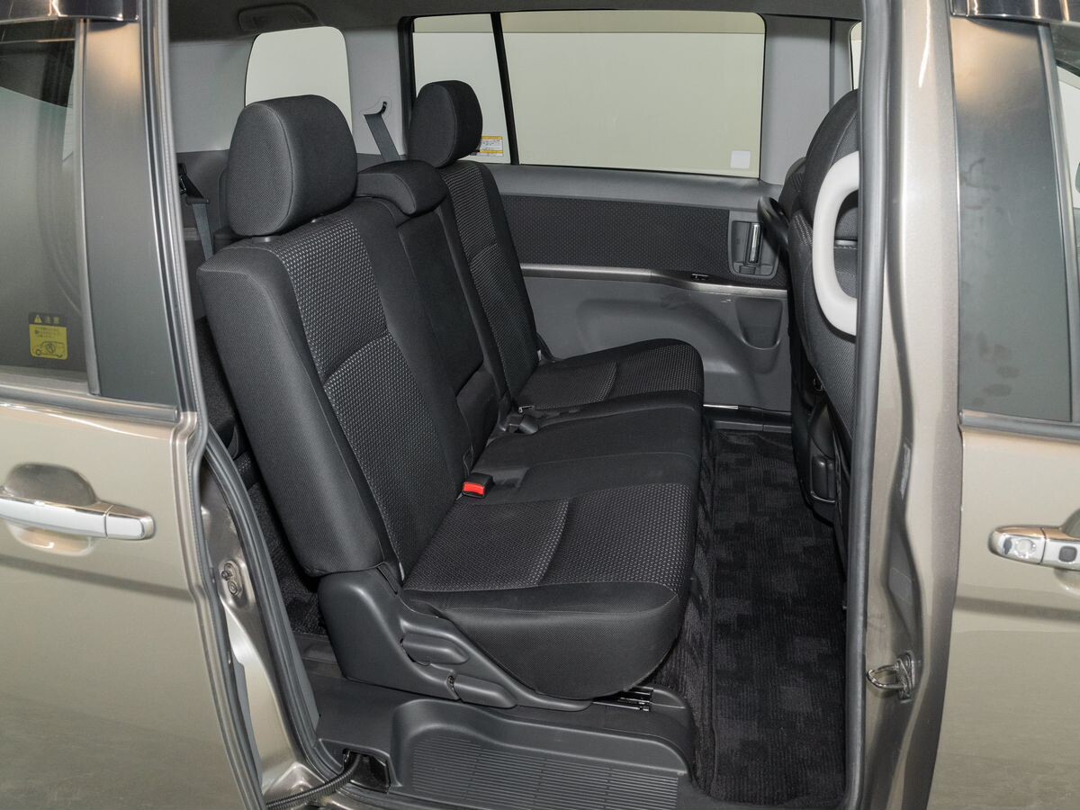 Toyota ISis 2011 - фото автомобиля