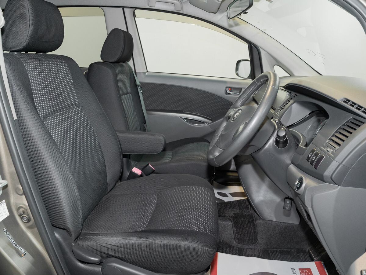 Toyota ISis 2011 - фото автомобиля