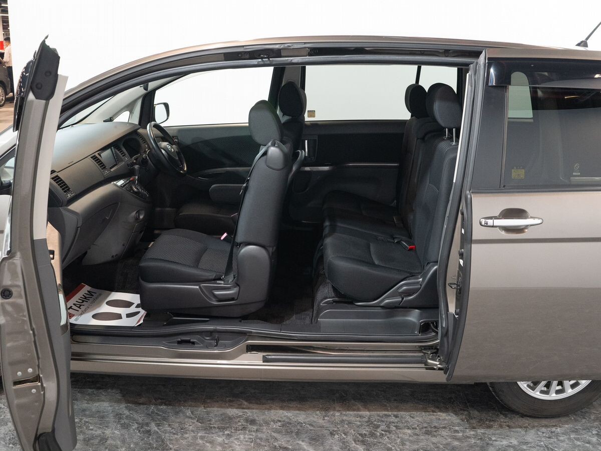 Toyota ISis 2011 - фото автомобиля