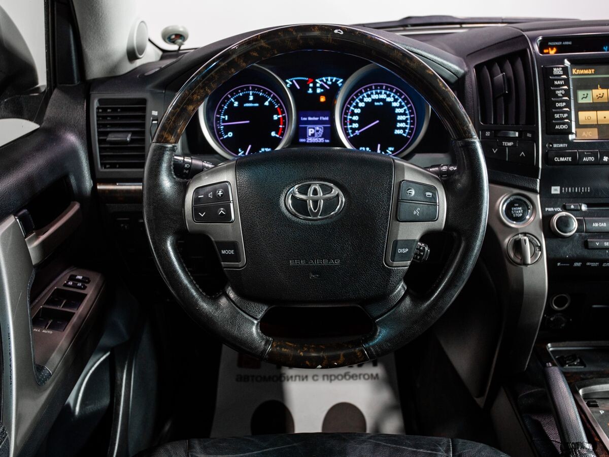 Toyota Land Cruiser 2011 - фото автомобиля
