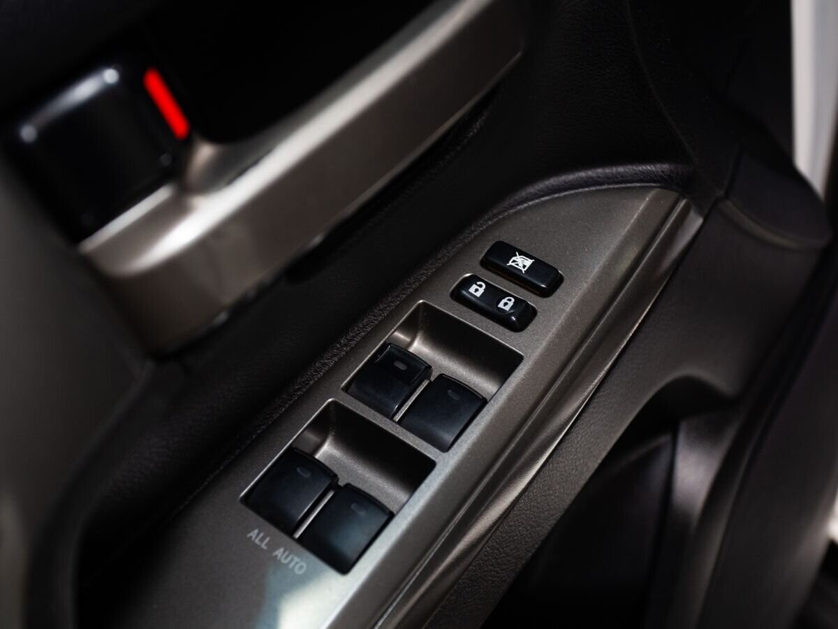 Toyota Land Cruiser 2011 - фото автомобиля