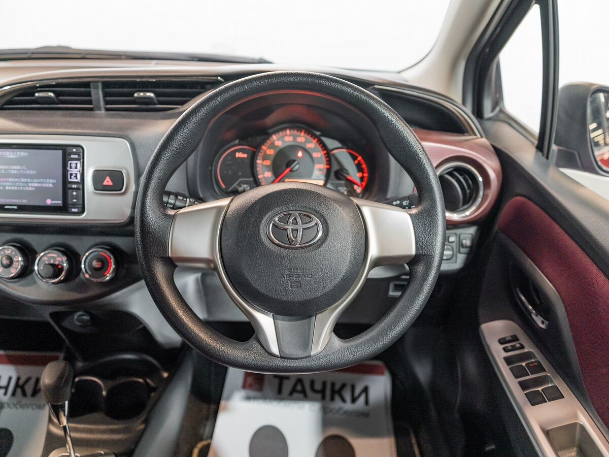 Toyota Vitz 2015 - фото автомобиля