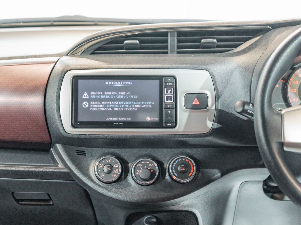 Toyota Vitz 2015 - фото автомобиля